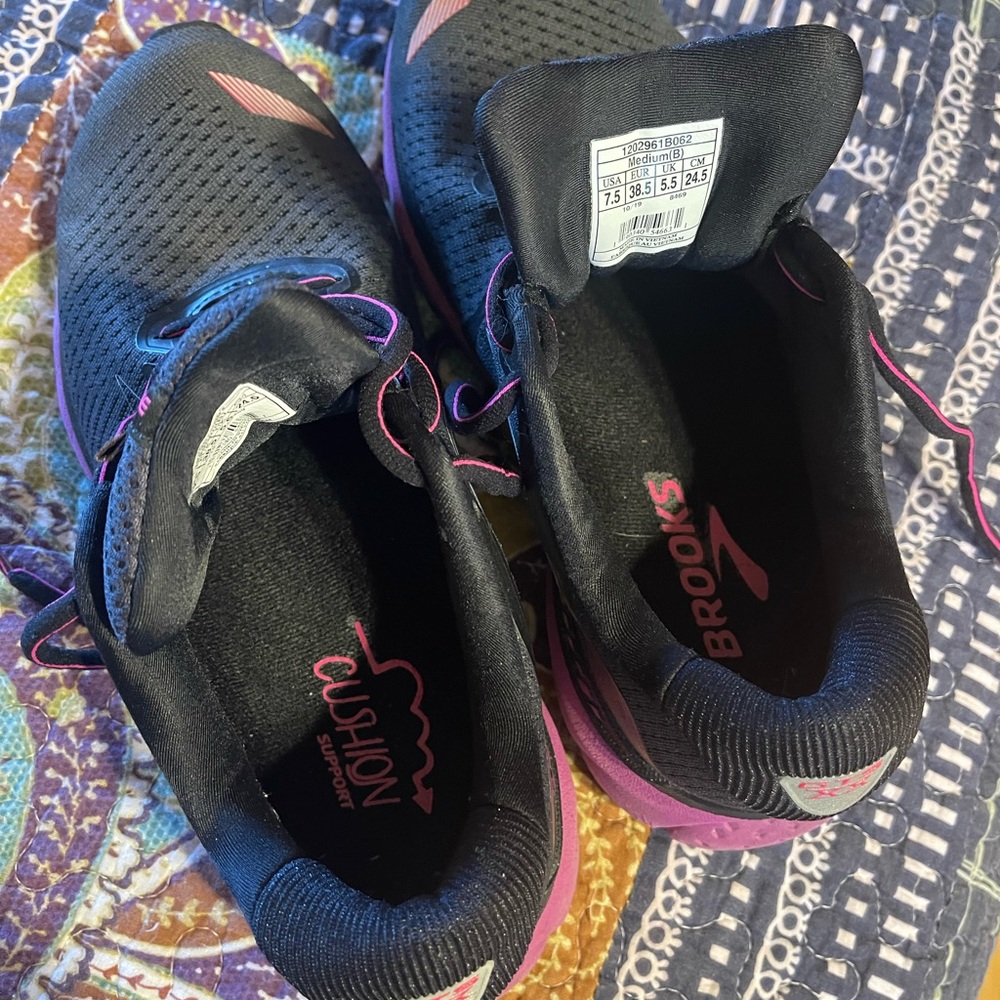 Brooks Adrenaline size 7.5 women’s regular